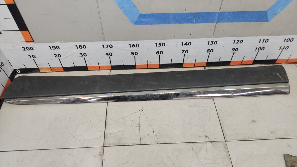 Накладка двери передней правой 