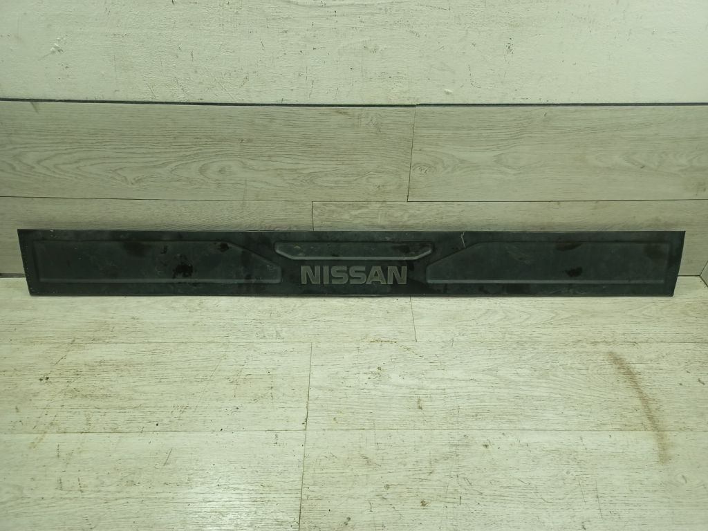 Накладка двери багажника Nissan