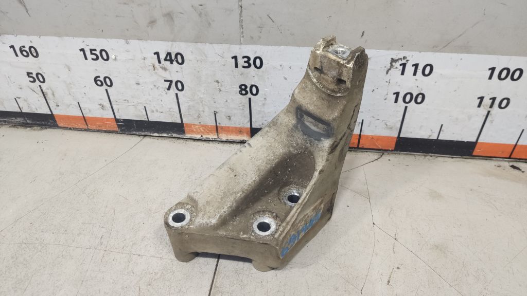 Кронштейн двигателя 