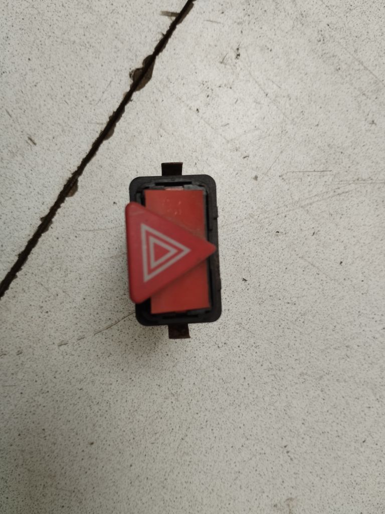 Кнопка аварийной сигнализации Audi