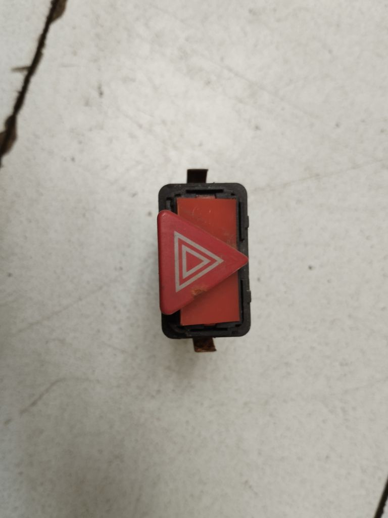 Кнопка аварийной сигнализации Audi