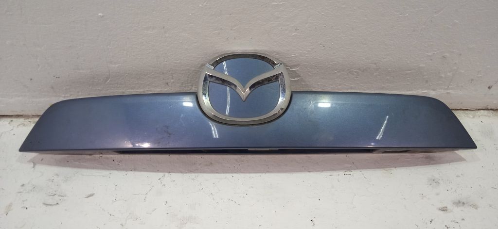 Накладка двери багажника Mazda