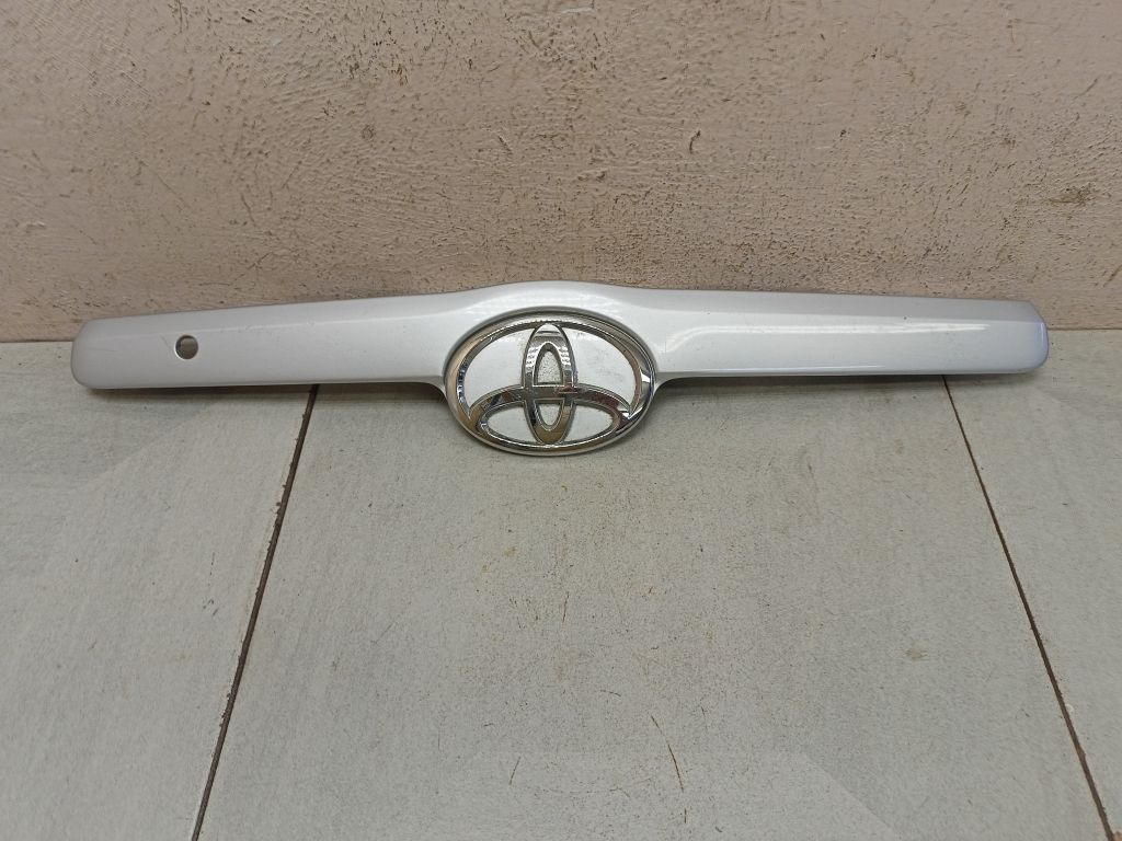 Накладка крышки багажника Toyota