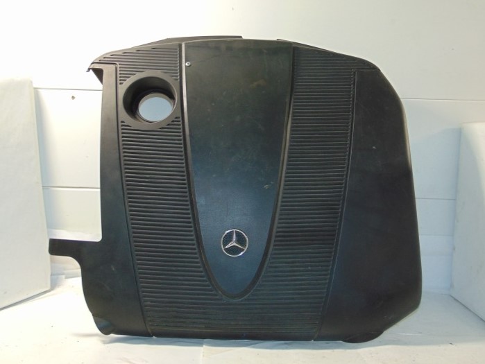 Крышка двигателя Mercedes