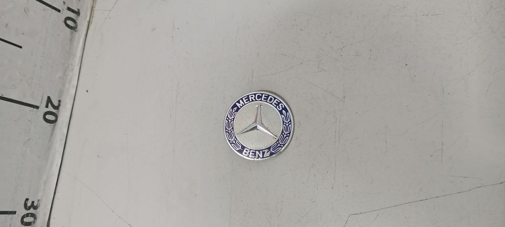 Эмблема Mercedes