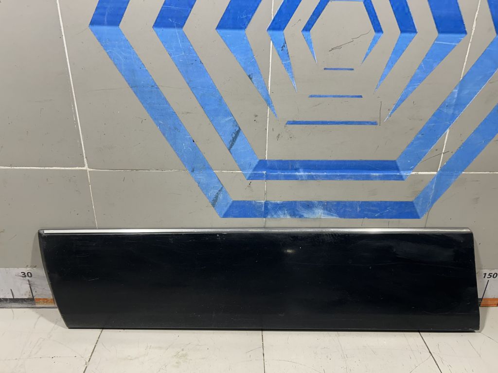 Накладка двери передней левой 