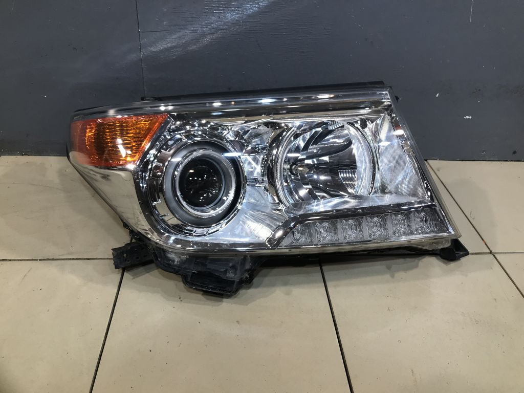 Блок фара правая Toyota