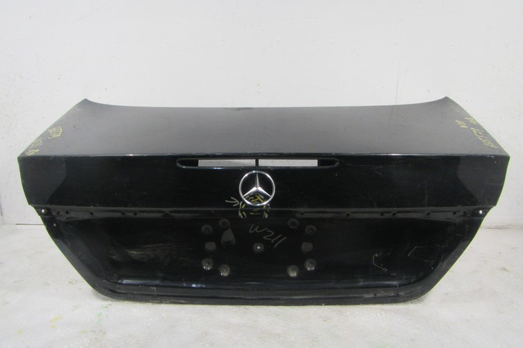 Крышка багажника Mercedes