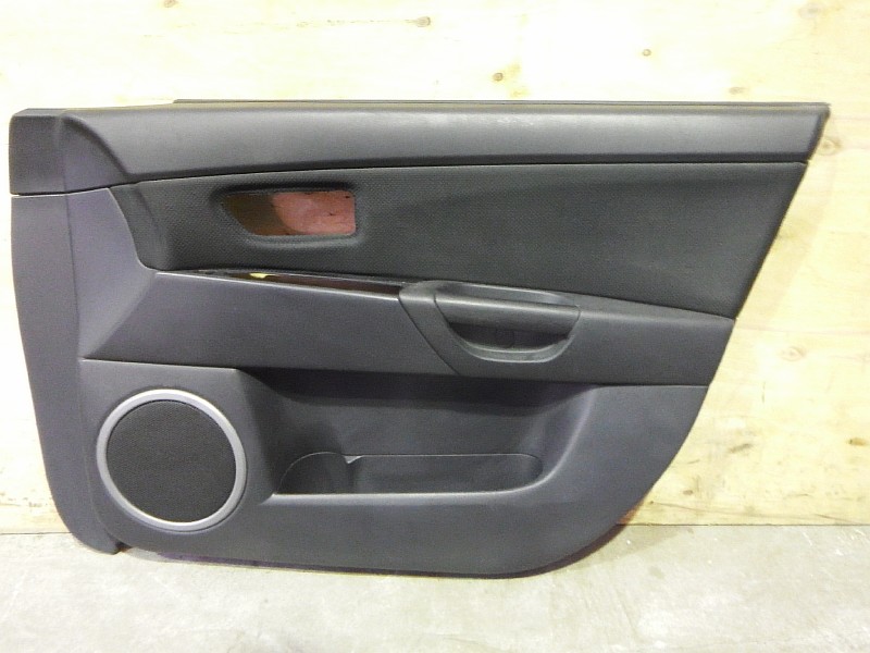 Обшивка (дверная карта) двери передней правой Mazda