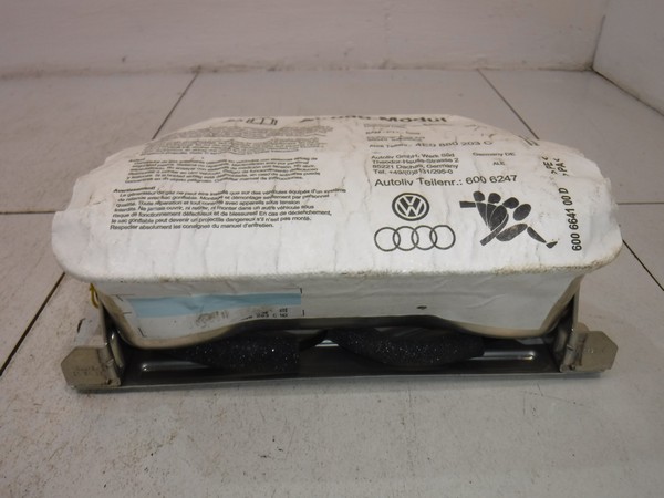 Подушка безопасности в торпеду Audi