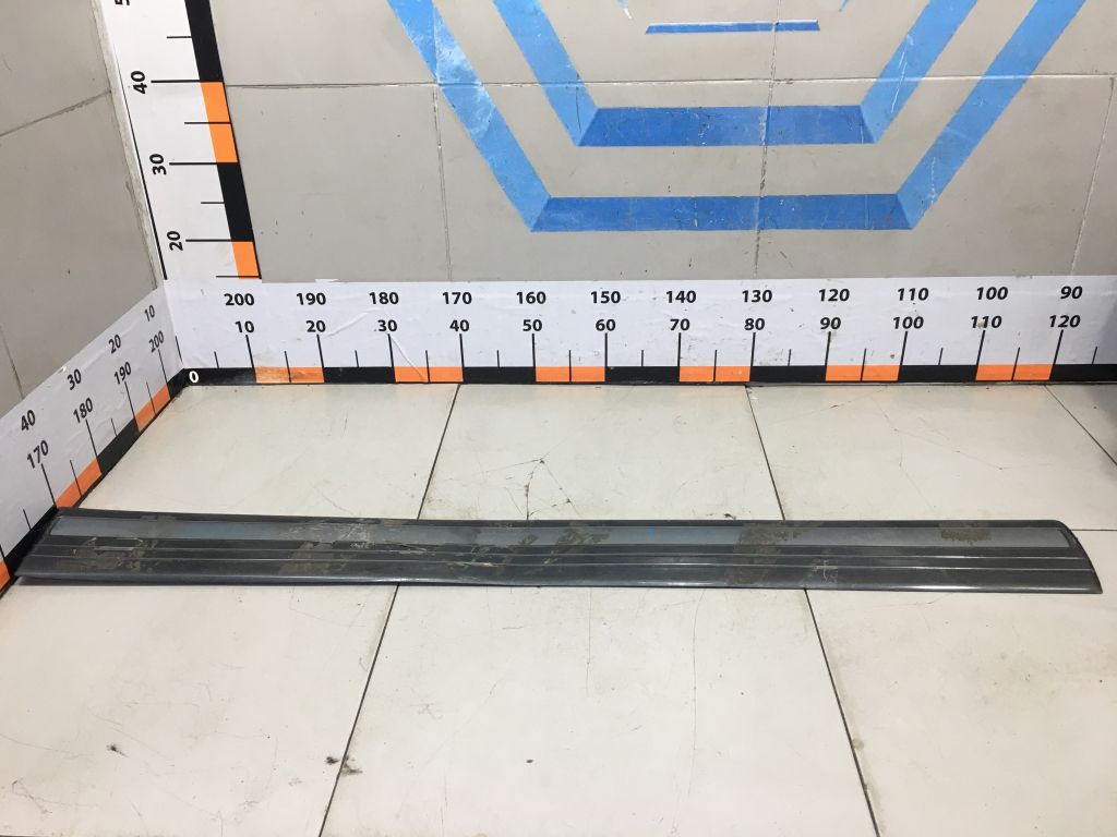 Накладка двери передней левой 