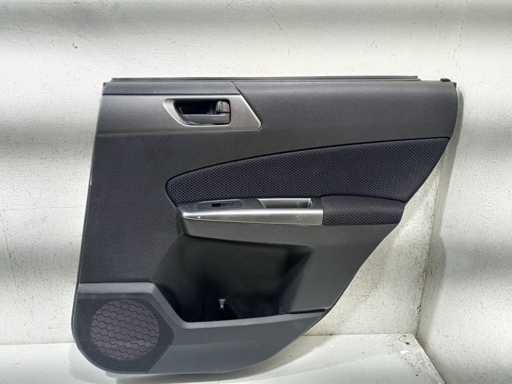 Обшивка двери задней правой Subaru