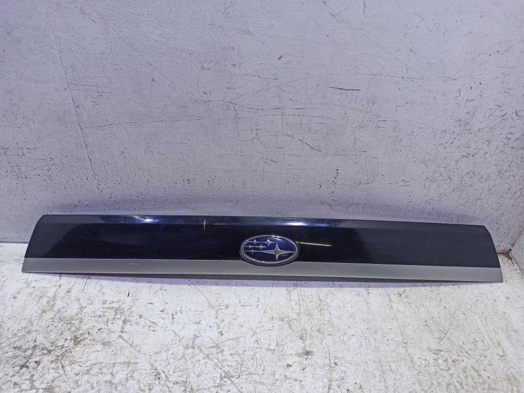 Накладка двери багажника Subaru