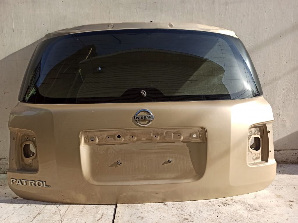 Дверь багажника Nissan