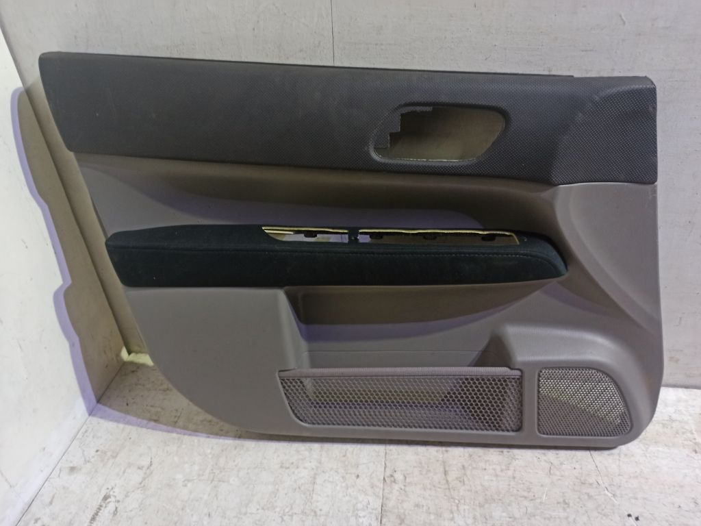 Обшивка двери передней левой Subaru