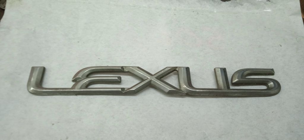 Эмблема Lexus
