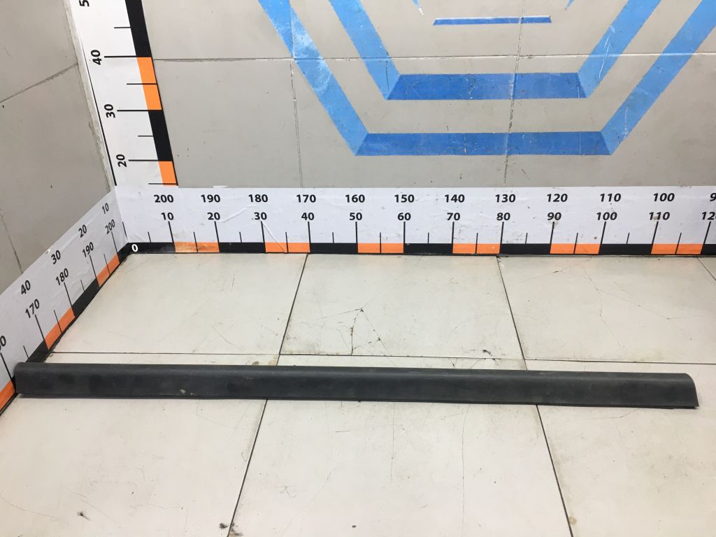 Накладка двери передней левой 
