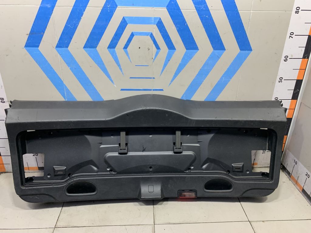 Обшивка крышки багажника BMW