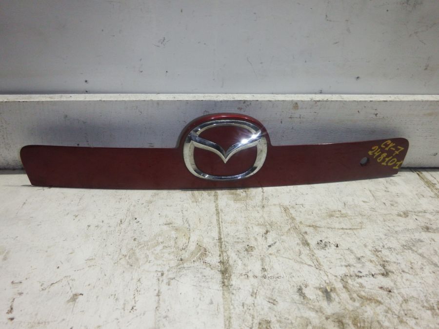 Накладка двери багажника Mazda