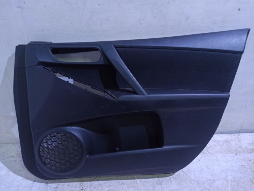 Обшивка двери передней правой Mazda