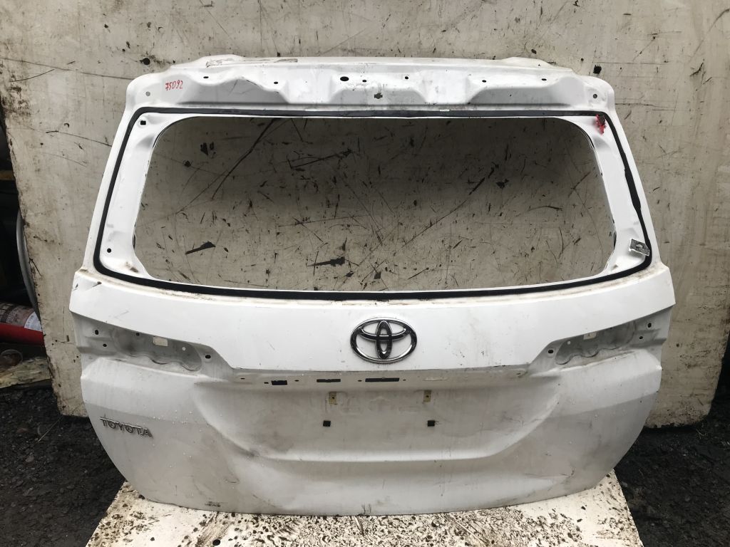 Дверь багажника Toyota
